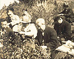 昭和12年3月28日東京植物同好会の採集会（伊豆網代）で解説をする牧野博士（右から3人目）